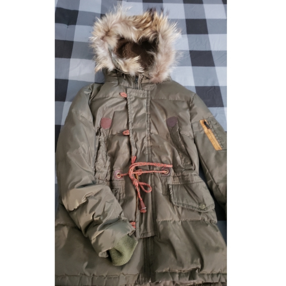 Selling a army green jacket